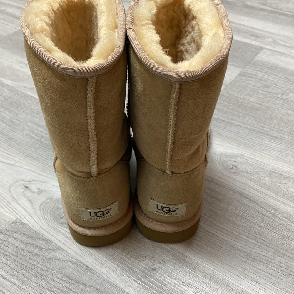Authentic Uggs Classic Short Sand Women’s 9